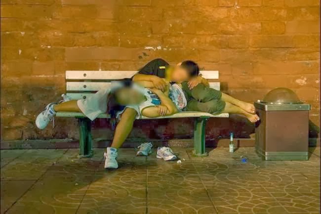 ΑΛΗΘΙΝΗ ΙΣΤΟΡΙΑ ΑΓΑΠΗΣ - Ζει με την αγαπημένη του «άστεγη» σε παγκάκι στην Πάτρα..